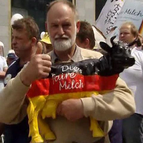 În jur de 1.000 de fermieri au protestat la la Bruxelles faţă de preţul mic al laptelui 