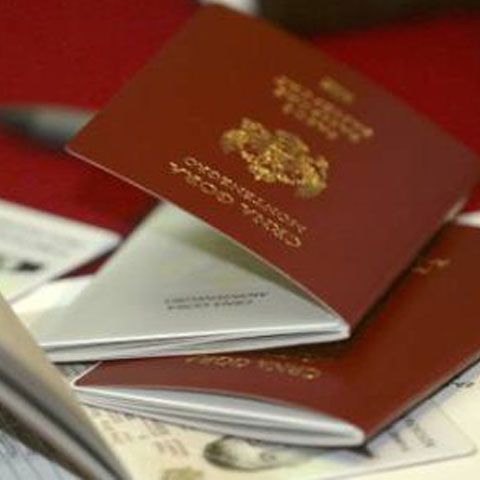 Trei sute de braşoveni au protestat faţă de introducerea paşapoartelor biometrice