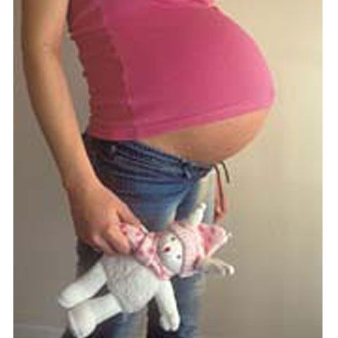 O adolescentă din judeţul Constanţa a rămas gravidă cu bunicul ei, care o viola de câţiva ani