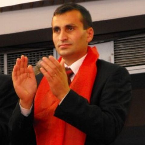 Eurocandidatul PSD Marius Oprescu ademeneşte cu bani tinere votante