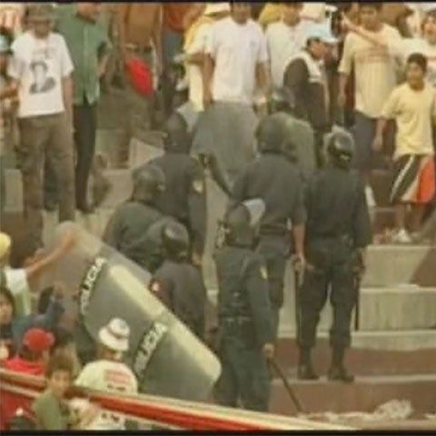 Poliţişti băgaţi în spital de fani la un meci din Peru