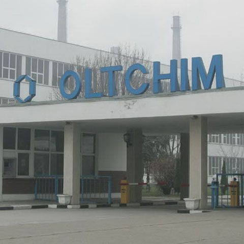 Peste 2.000 de angajaţi la Oltchim Râmnicu Vâlcea au protestat în faţa prefecturii