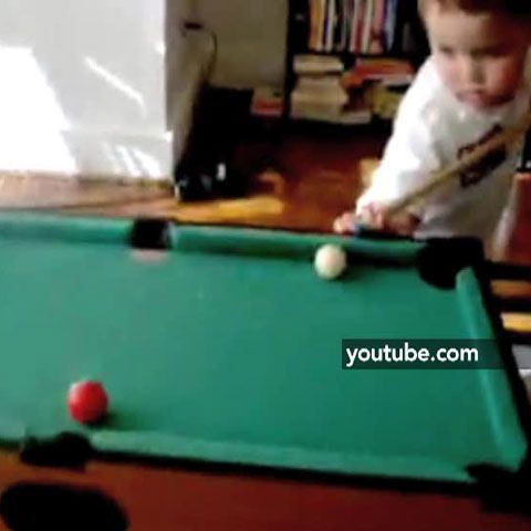 Un copil de nici doi ani din New York joacă perfect biliard 