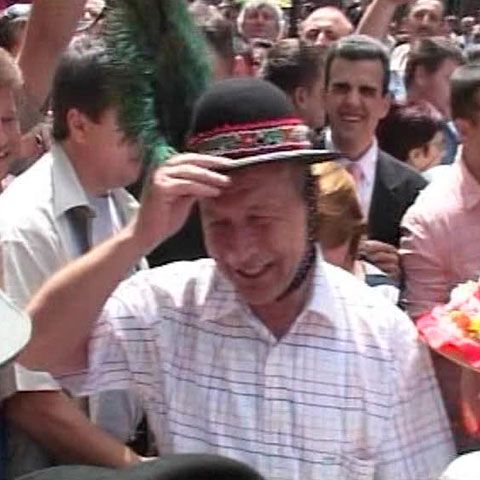 Băsescu: A refuza un element de port popular ar fi o gravă impoliteţe pentru şeful statului