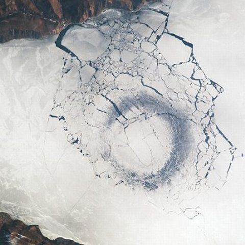 Urme misterioase pe lacul Baikal din Rusia, fotografiate de pe Staţia Spaţială Internaţională. VEZI FOTO