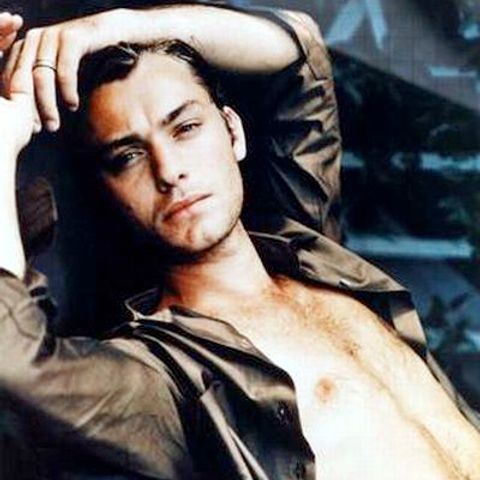 Jude Law joacă în "Hamlet" pe scena londoneză Wyndham