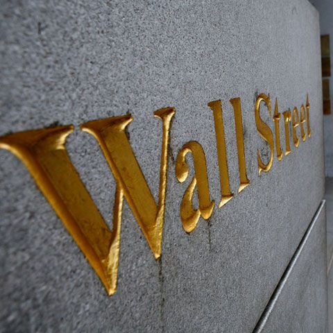 Băncile se văd primele scăpate de recesiune. Ceilalţi aşteaptă 2010