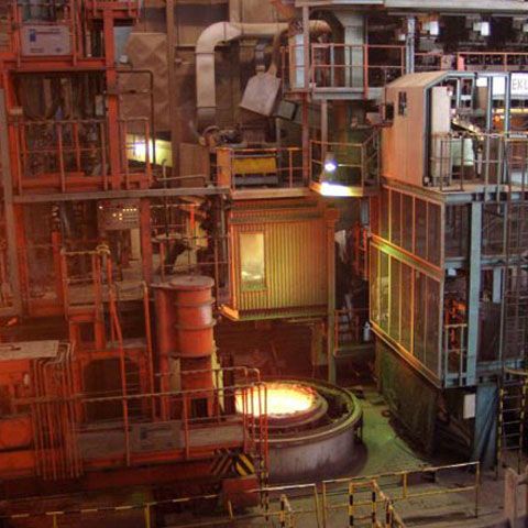 Angajaţii din metalurgie şi industria mobilei vor fi cei mai afectaţi de disponibilizările din următoarele luni