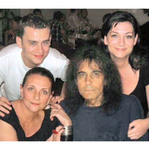 Cristi Minculescu a depus joi o cerere de adopţie a gemenilor crescuţi de el şi de soţia sa