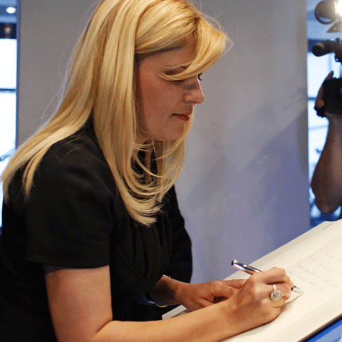 Elena Udrea a dat acatiste la o biserică din Salonic