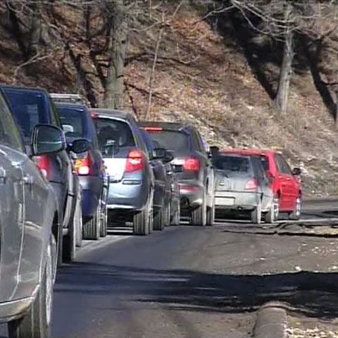 Traficul rutier se desfăşoară cu dificultate pe Valea Oltului