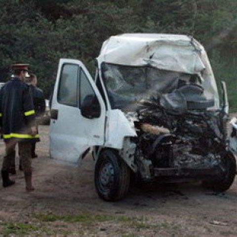 Un microbuz în care se aflau zece copii a intrat într-o casă 