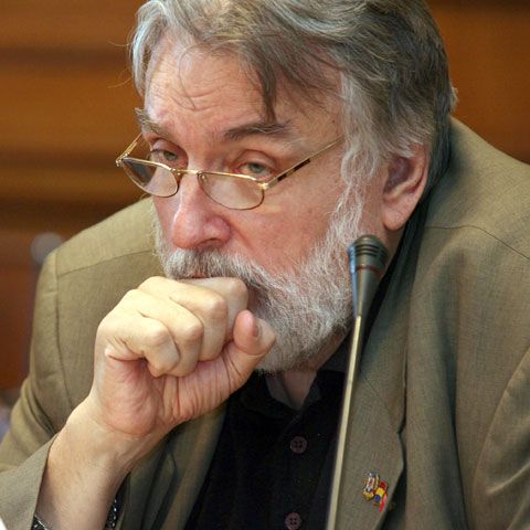 Adrian Păunescu, preşedinte de onoare la Universitatea Craiova