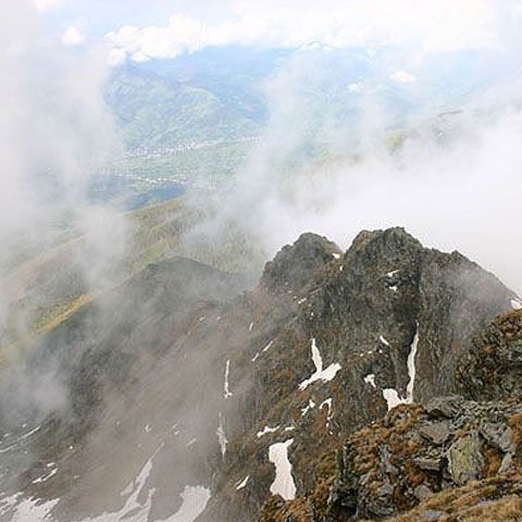 Ninsoare de sfârşit de mai în Munţii Rodnei, unde stratul de zăpadă măsoară cinci centimetri