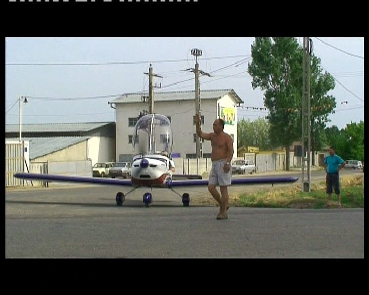 Cu avionul la plimbare pe şoselele României. VEZI GALERIE FOTO