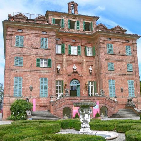 Castelul familiei Carlei Bruni a fost vândut unui prinţ saudit pentru aproape 18 milioane de euro