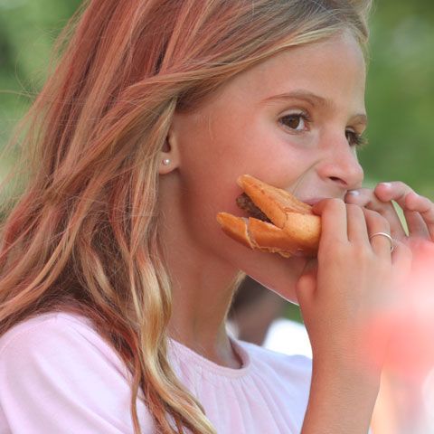 Elevii învaţă să se hrănească sănătos la "ora de alimentaţie"