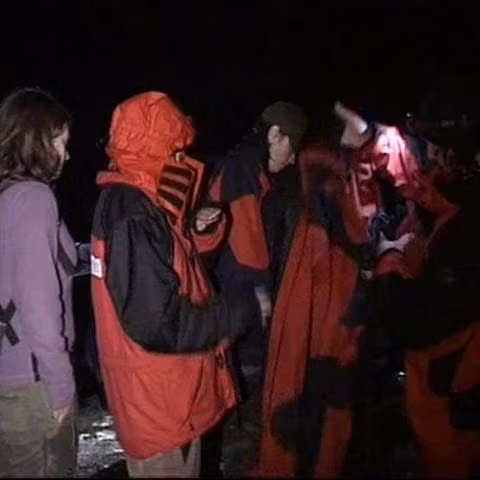 Trei turişti au fost salvaţi după şapte ore din zona Piatra Craiului, după ce au fost surprinşi de un viscol puternic - VEZI VIDEO