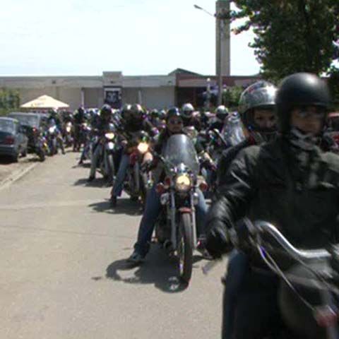 Ministrul Mediului a uitat de maşinile hibrid şi s-a urcat pe două roţi la Parada Motoarelor
