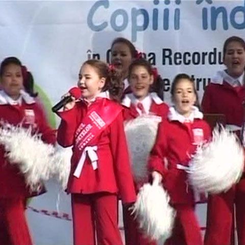 15 fetiţe din Cluj Napoca au intrat în Cartea Recordurilor după ce au cântat, fără oprire, timp de 12 ore