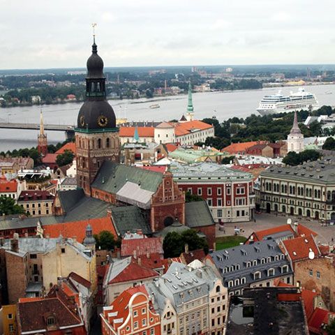 Paradă a blondelor pe străzile din Riga, pentru a ridica moralul letonilor pe timp de criză