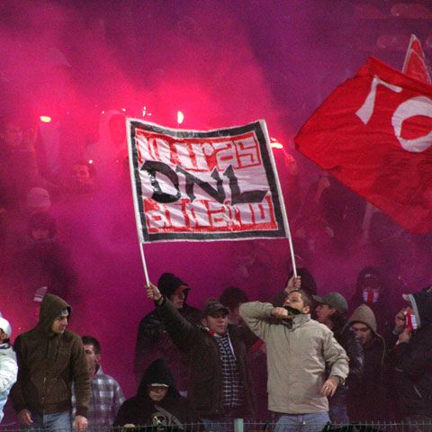 Asediu în Ştefan cel Mare! Suporterii dinamovişti au încercat să intre peste jucători la vestiare!