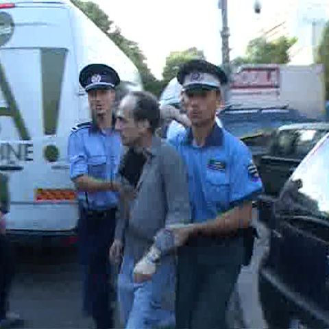 Incidente de campanie: Un bărbat a devenit agresiv după ce nu s-a putut apropia de Elena Băsescu