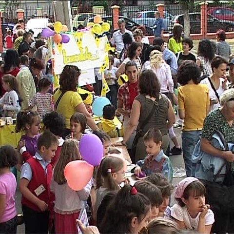 Elevii de la şcoala 146 din Capitală au strâns bani pentru copiii bolnavi de fibroză chistică