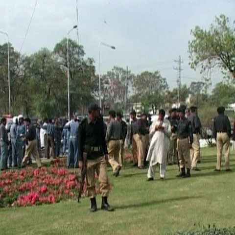 Armata pakistaneză a eliberat 400 de studenţi răpiţi luni de talibani 