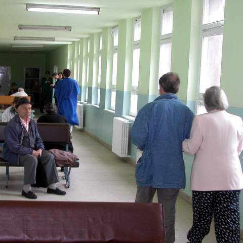 Prietenul tinerei de 28 de ani infectată cu virusul noii gripe a fost externat