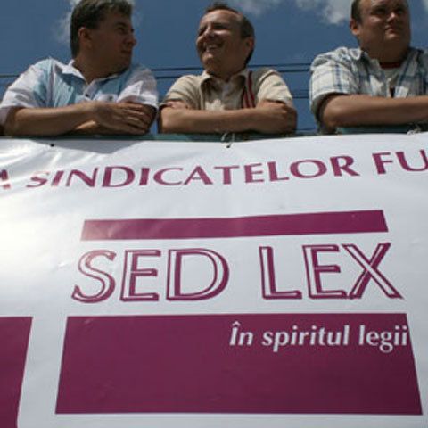 400 de sindicalişti din administraţia locală au pichetat miercuri Guvernul