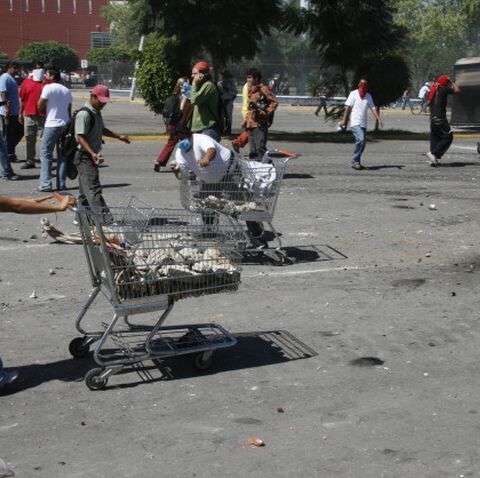 O clădire guvernamentală de la Atena a fost atacată cu pietre şi bombe incendiare