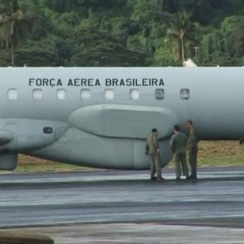 Noi fragmente din avionul dispărut, detectate la 90 de kilometri sud de regiunea delimitată iniţial