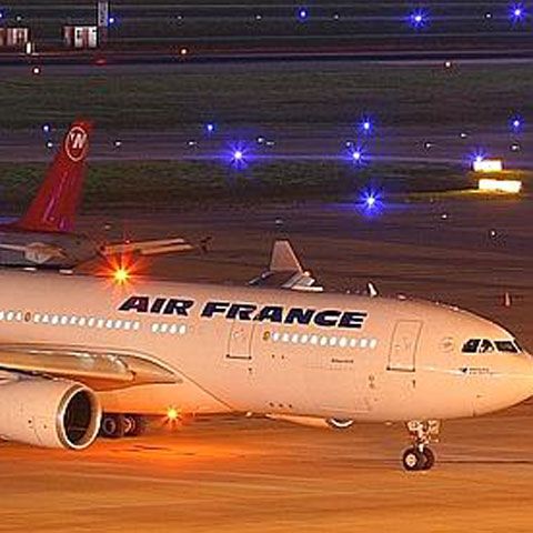 Un pilot spune că a văzut "o lumină intensă" în zona în care s-a prăbuşit avionul Air France