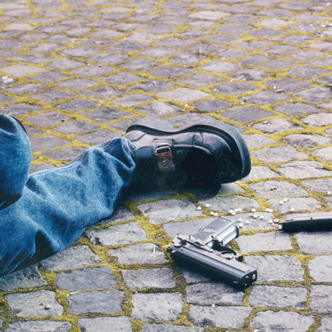 Un ofiţer DGA Iaşi susţine că a fost împuşcat, însă medicii cred că plaga a fost produsă prin cădere