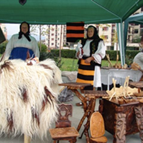 Zeci de meşteri populari din mai multe judeţe participă la Târgul de Moşi de la Giurgiu