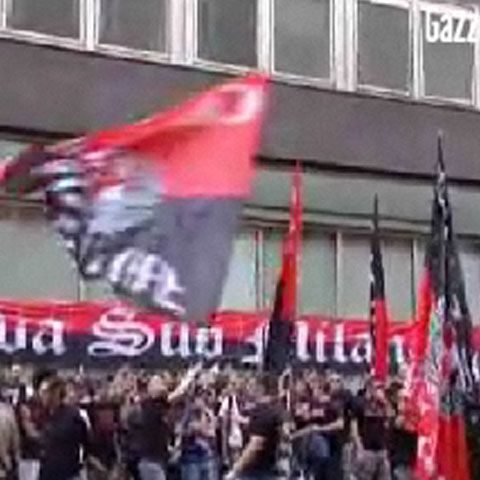 300 de fani ai lui Milan au protestat la sediul clubului faţă de eventuala vânzare a lui Kaka