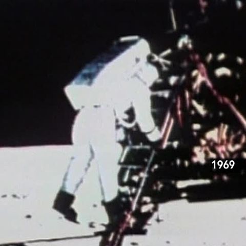 Prima frază rostită de Armstrong pe Lună conţine o greşeală gramaticală 