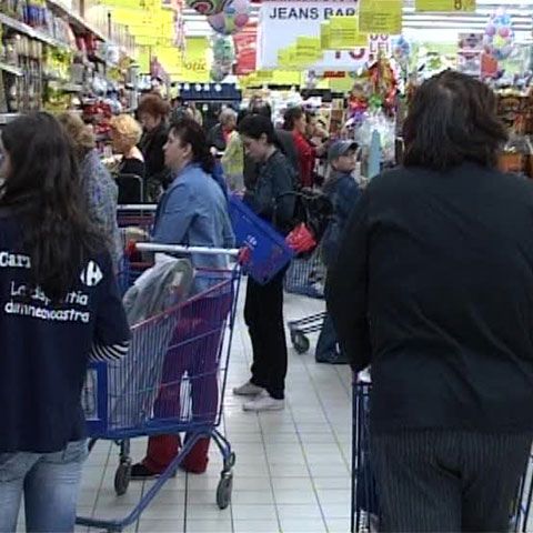 Românii sunt pe primul loc la scăderea vânzărilor de alimente