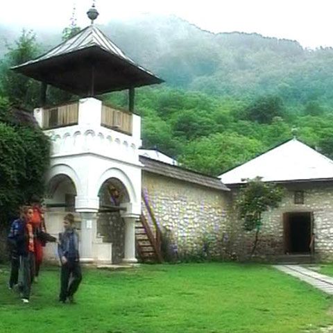 Mănăstirea Polovragi este atestată din 1505 la poalele Munţilor Polovragilor