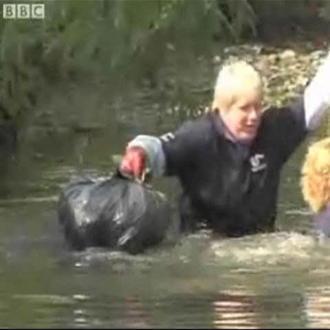 Primarul Londrei a căzut în apă, în timp ce strângea buruieni 