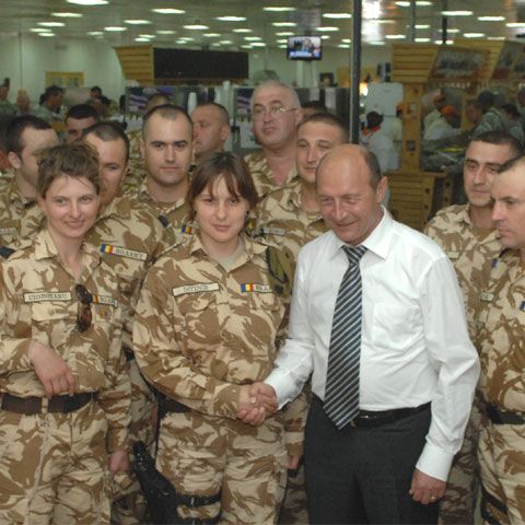 Traian Băsescu i-a vizitat militarii români din Afganistan 
