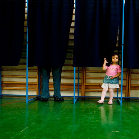 Poliţiştii au constatat 11 infracţiuni electorale până la ora 17.00. Vezi şi alte nereguli de la vot