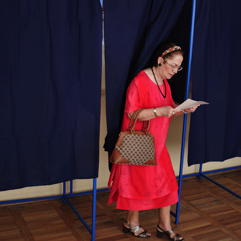 Până la ora 13:00 s-au prezentat la vot 10,24% dintre români, potrivit BEC