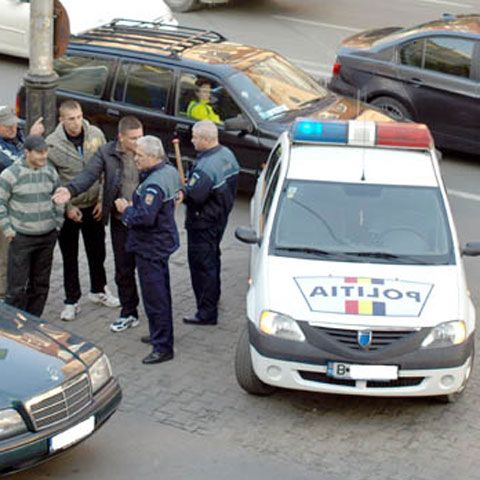 Două persoane care nu au oprit la un filtru al Poliţiei şi au rănit un agent au fost prinse în Ilfov