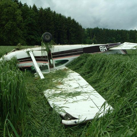 O femeie pilot a reuşit o aterizare spectaculoasă după ce a ratat pista cu câteva sute de metri