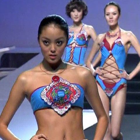 O super-paradă de costume de baie îndrăzneţe a avut loc la Beijing