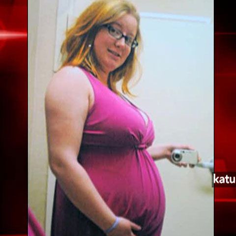 O femeie gravidă în 8 luni a fost găsită moartă cu pântecele despicat 