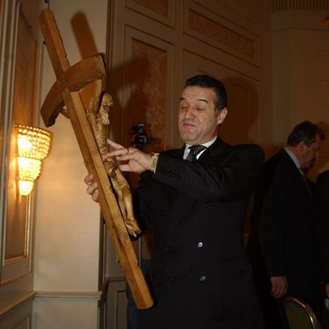 Preoţii de la Bruxelles pupă deja portofelul lui Becali