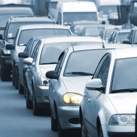 Piaţa auto din România continuă să scadă